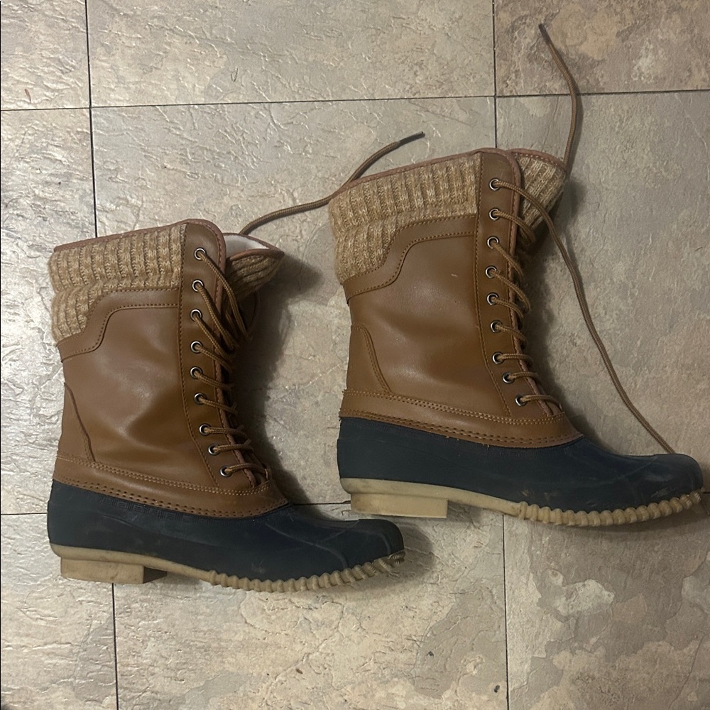Awesome pair of rain duck bootoes size 7 lace up